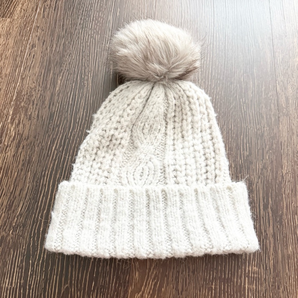 American Eagle Cable Knit Pom‎ Beanie